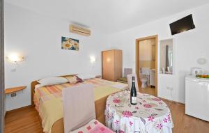 Postel nebo postele na pokoji v ubytování Cozy Apartment In Lozovac With Wifi