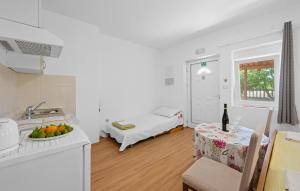 Fotografie z fotogalerie ubytování Cozy Apartment In Lozovac With Wifi v destinaci Lozovac