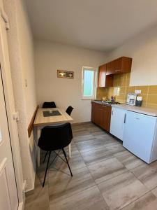 Kuchyňa alebo kuchynka v ubytovaní Apartments Mais Tisno