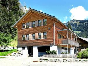 Auにあるh AU sblick Comfortable holiday residenceのバルコニー付きの大きな木造家屋