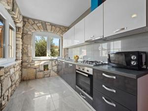 Kuchyň nebo kuchyňský kout v ubytování Villa Alka Comfortable holiday residence