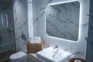Koupelna v ubytování Hotel Lefkes + 37 fotografií