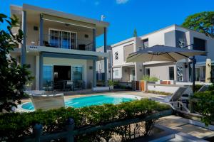 Baie du TombeauThe Compound - Villa 3的带游泳池和房子的别墅