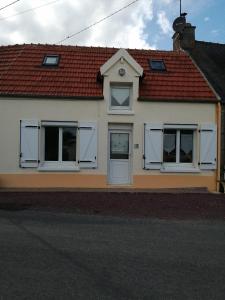 a house with white doors and a red roof at le petit hameau in Fontenay-sur-Mer