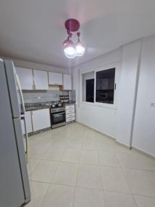 Η κουζίνα ή μικρή κουζίνα στο شقة