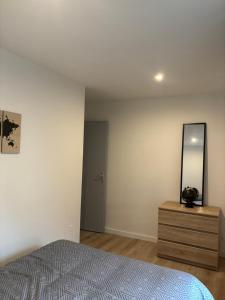 Ένα ή περισσότερα κρεβάτια σε δωμάτιο στο Appartement 2 chambres centre-ville