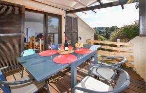 un tavolo blu con piatti rossi su un ponte con sedie di 2 Bedroom Cozy Home In Porticcio a Porticcio Altre 15 foto