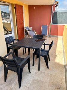 ヴァロリスにあるHome Sweet Home Vallaurisのバルコニーにある木製のテーブルと椅子