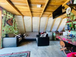 - soggiorno con 2 divani in tenda di The Forest Edge Resort a Dambulla