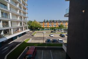 vista su un parcheggio da un edificio di Lagoon Park Apartments with Beach View a Bucarest