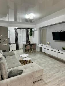 a living room with a couch and a table at Metamorfoz Apartment in Mamaia Nord