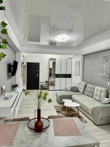 a living room with a couch and a table at Metamorfoz Apartment in Mamaia Nord