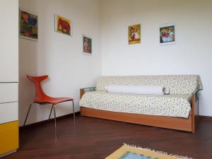 サッサリにあるVilla del Mar Country Loftのベッドと赤い椅子のある寝室