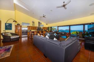 una sala de estar con un sofá y una mesa en Casa Suenos-Beautiful Beachfront House, en Tempate