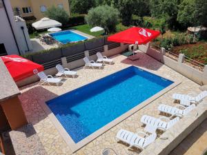Πισίνα στο ή κοντά στο Apartments Aversu