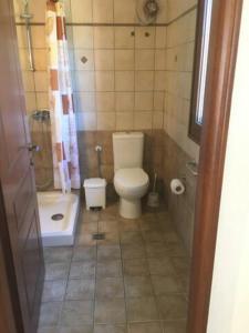 a bathroom with a toilet and a tub and a sink at Ηρεμία - Φύση in Kastanéa +15 photos