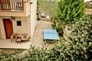 an overhead view of a patio with a blue table and chairs at Erifili Kallithea in Kallithea Halkidikis
