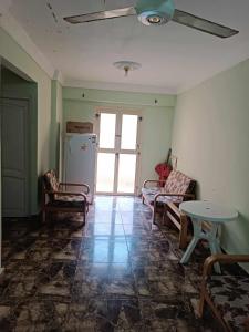 Χώρος καθιστικού στο شقة تاني نمرة من البحر مطل على فاميلي بيتش في الزراعيين العجمي الكيلو 21 الاسكندريه residential apartment in agami