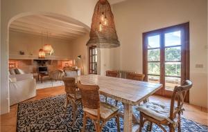 a dining room with a wooden table and chairs at Lovely Home In Porto Cristo in Porto Cristo
