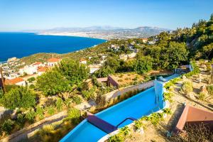 Foto dalla galleria di Plethora Luxury Suites a Rodhiá