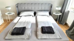 a large bed with two pillows on it in a room at Apartment Savanna im historischen Stadtkern Linn in Krefeld, nähe Düsseldorf Messe, Airport, Parkmöglichkeiten direkt vor dem Haus in Krefeld +34 photos
