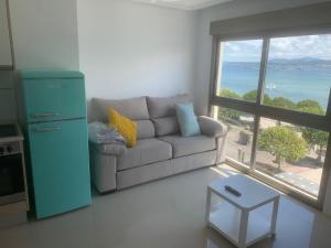 Una sala de estar con un sofá y una ventana grande. en Luz de Mar, en O Grove 9 fotos más