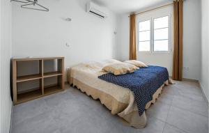 ムリエスにある3 Bedroom Gorgeous Home In Mourièsのベッドとドレッサーと窓のある寝室 +9枚の写真