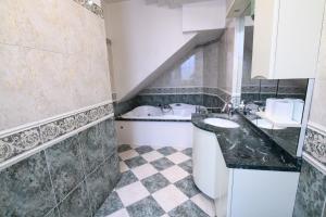 A bathroom at Villetta Panoramica con Giardino a Riccione