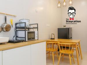 Η κουζίνα ή μικρή κουζίνα στο Staycation Homestay 53 Kuching Riverine Resort