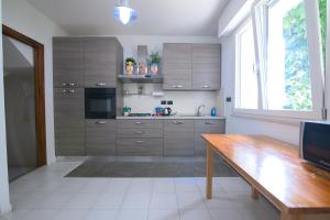 A kitchen or kitchenette at Villetta Panoramica con Giardino a Riccione