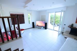 A television and/or entertainment centre at Villetta Panoramica con Giardino a Riccione