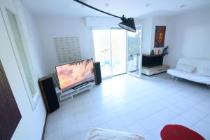 A television and/or entertainment centre at Villetta Panoramica con Giardino a Riccione