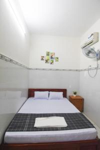 Postel nebo postele na pokoji v ubytování Nhà Nghỉ 80 + 6 fotografií