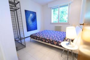 A bed or beds in a room at Villetta Panoramica con Giardino a Riccione