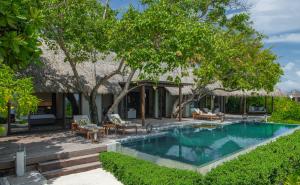 Bazén v ubytování Baros Maldives nebo v jeho okolí