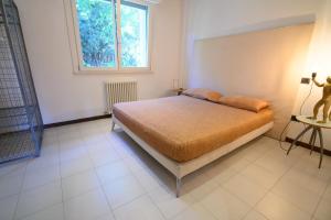 A bed or beds in a room at Villetta Panoramica con Giardino a Riccione