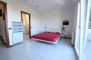 A bed or beds in a room at Villetta Panoramica con Giardino a Riccione