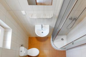 a bathroom with a sink and a mirror at Willa Wilk Morski in Jastrzębia Góra +15 photos