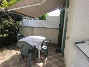 a table and chairs sitting on a patio at domino in Saint-Georges-dʼOléron +4 photos