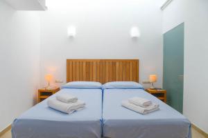 Un dormitorio con dos camas con toallas encima. en Buenavista Ocean Sunset, en El Golfo