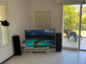 A television and/or entertainment centre at Villetta Panoramica con Giardino a Riccione