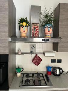 A kitchen or kitchenette at Villetta Panoramica con Giardino a Riccione