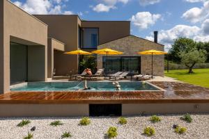 卡斯特里尔Luxury Villa Deneb with pool near Porec的后院有游泳池的房子