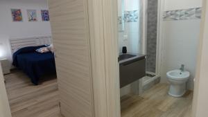 łazienka z umywalką i toaletą w obiekcie Stella di Mare w mieście Balestrate +172 zdjęcia