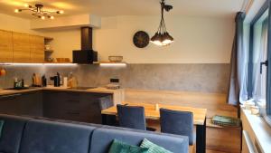 特鲁特诺夫Krásný apartmán u sjezdovky v Janských Lázních的配有桌椅的厨房和餐厅