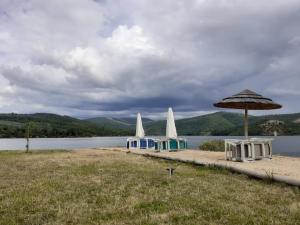 two boats on a beach with an umbrella at Casa rústica com terraço e jardim in Águas