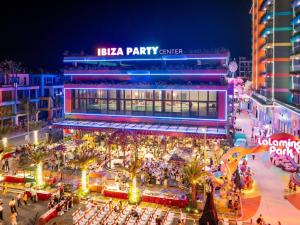Večerní zábavní program pro hosty v ubytování Ibiza Hải Tiến