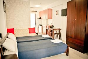 a living room with a couch and a kitchen at Erifili Kallithea in Kallithea Halkidikis