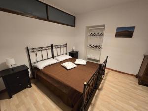 Un dormitorio con una cama grande y un armario. en La Torretta Apartment, en Peschiera del Garda