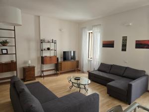 una sala de estar con un sofá y una mesa en La Torretta Apartment, en Peschiera del Garda